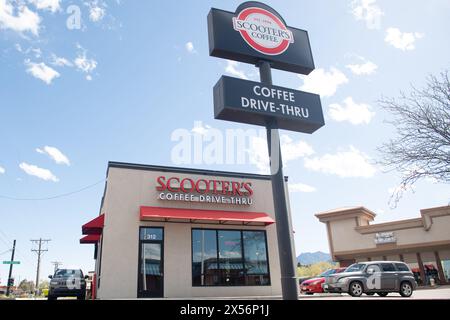 Scooter's Coffee, una piccola catena di caffè locale con posti a sedere limitati e un passaggio in auto. Situato in un piccolo centro commerciale. Foto Stock