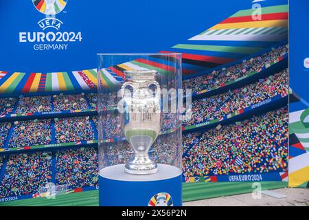 Uniti dal trofeo: Ore 6. und 7. Mai ist die EM-Trophäe zu Gast a Lipsia. Bereits im März startete Die Trophy Tour zur UEFA EURO 2024 durch alle zehn città ospitanti. ALS letzter großen Meilenstein vor dem Turnier schürt sie die Vorfreude auf das große Europäische Fußballfest. Nun haben auch die Leipziger die Möglichkeit, den Henri-Delaunay-Pokal aus nächster Nähe zu sehen und in einem besonderen Fotomotiv festzuhalten. Hier der Pokal. EM Pokal a Lipsia *** Uniti dal trofeo il trofeo del Campionato europeo visiterà Lipsia il 6 e 7 maggio il tour dei trofei per UEFA EURO 2024 fino al Foto Stock