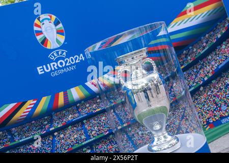 Uniti dal trofeo: Ore 6. und 7. Mai ist die EM-Trophäe zu Gast a Lipsia. Bereits im März startete Die Trophy Tour zur UEFA EURO 2024 durch alle zehn città ospitanti. ALS letzter großen Meilenstein vor dem Turnier schürt sie die Vorfreude auf das große Europäische Fußballfest. Nun haben auch die Leipziger die Möglichkeit, den Henri-Delaunay-Pokal aus nächster Nähe zu sehen und in einem besonderen Fotomotiv festzuhalten. Hier der Pokal. EM Pokal a Lipsia *** Uniti dal trofeo il trofeo del Campionato europeo visiterà Lipsia il 6 e 7 maggio il tour dei trofei per UEFA EURO 2024 fino al Foto Stock