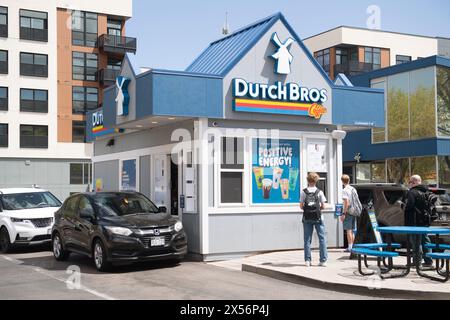 Gli autisti si allineano al locale bar Dutch Bros Drive Thru, una catena di caffetterie in rapida espansione negli Stati Uniti. Foto Stock