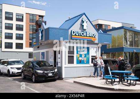 Gli autisti si allineano al locale bar Dutch Bros Drive Thru, una catena di caffetterie in rapida espansione negli Stati Uniti. Foto Stock