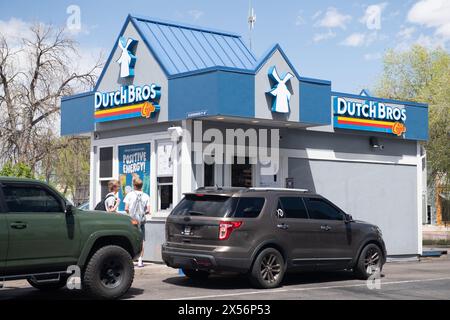 Gli autisti si allineano al locale bar Dutch Bros Drive Thru, una catena di caffetterie in rapida espansione negli Stati Uniti. Foto Stock