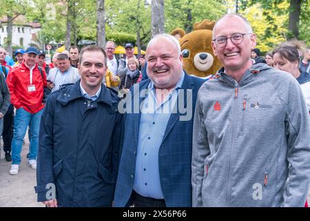 Uniti dal trofeo: Ore 6. und 7. Mai ist die EM-Trophäe zu Gast a Lipsia. Bereits im März startete Die Trophy Tour zur UEFA EURO 2024 durch alle zehn città ospitanti. ALS letzter großen Meilenstein vor dem Turnier schürt sie die Vorfreude auf das große Europäische Fußballfest. Nun haben auch die Leipziger die Möglichkeit, den Henri-Delaunay-Pokal aus nächster Nähe zu sehen und in einem besonderen Fotomotiv festzuhalten. Fototermin mit Philipp Lahm Turnierdirektor UEFA EURO 2024, Burkhard Jung Oberbürgermeister der Stadt Leipzig, Prof. Jörg Junhold Leipziger Botschafter UEFA EURO 2024 und den T. Foto Stock