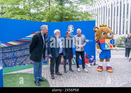 Uniti dal trofeo: Ore 6. und 7. Mai ist die EM-Trophäe zu Gast a Lipsia. Bereits im März startete Die Trophy Tour zur UEFA EURO 2024 durch alle zehn città ospitanti. ALS letzter großen Meilenstein vor dem Turnier schürt sie die Vorfreude auf das große Europäische Fußballfest. Nun haben auch die Leipziger die Möglichkeit, den Henri-Delaunay-Pokal aus nächster Nähe zu sehen und in einem besonderen Fotomotiv festzuhalten. Fototermin mit Philipp Lahm Turnierdirektor UEFA EURO 2024, Burkhard Jung Oberbürgermeister der Stadt Leipzig, Prof. Jörg Junhold Leipziger Botschafter UEFA EURO 2024 und den T. Foto Stock