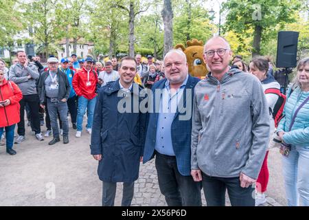 Uniti dal trofeo: Ore 6. und 7. Mai ist die EM-Trophäe zu Gast a Lipsia. Bereits im März startete Die Trophy Tour zur UEFA EURO 2024 durch alle zehn città ospitanti. ALS letzter großen Meilenstein vor dem Turnier schürt sie die Vorfreude auf das große Europäische Fußballfest. Nun haben auch die Leipziger die Möglichkeit, den Henri-Delaunay-Pokal aus nächster Nähe zu sehen und in einem besonderen Fotomotiv festzuhalten. Fototermin mit Philipp Lahm Turnierdirektor UEFA EURO 2024, Burkhard Jung Oberbürgermeister der Stadt Leipzig, Prof. Jörg Junhold Leipziger Botschafter UEFA EURO 2024 und den T. Foto Stock