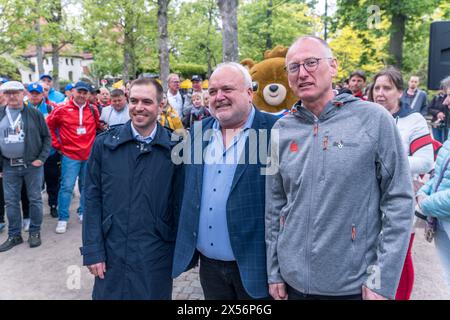 Uniti dal trofeo: Ore 6. und 7. Mai ist die EM-Trophäe zu Gast a Lipsia. Bereits im März startete Die Trophy Tour zur UEFA EURO 2024 durch alle zehn città ospitanti. ALS letzter großen Meilenstein vor dem Turnier schürt sie die Vorfreude auf das große Europäische Fußballfest. Nun haben auch die Leipziger die Möglichkeit, den Henri-Delaunay-Pokal aus nächster Nähe zu sehen und in einem besonderen Fotomotiv festzuhalten. Fototermin mit Philipp Lahm Turnierdirektor UEFA EURO 2024, Burkhard Jung Oberbürgermeister der Stadt Leipzig, Prof. Jörg Junhold Leipziger Botschafter UEFA EURO 2024 und den T. Foto Stock