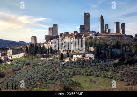 San Gimignano, una cittadina collinare toscana, e lo skyline medievale con le sue torri iconiche. Foto Stock