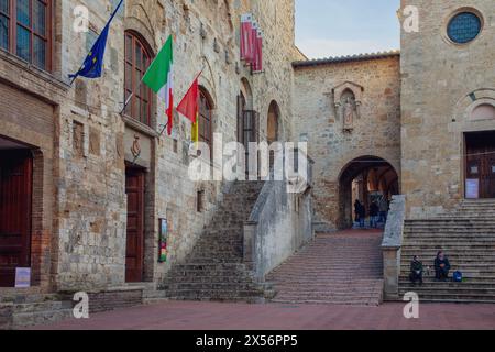 San Gimignano, una cittadina collinare toscana, e lo skyline medievale con le sue torri iconiche. Foto Stock