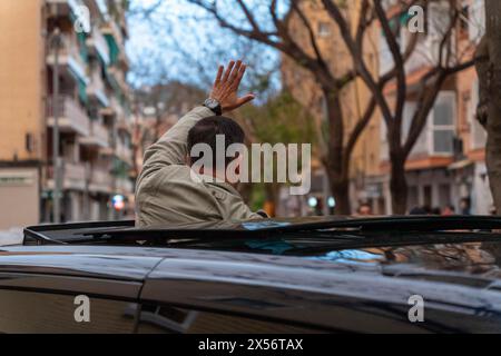 Barcellona - 07/05/2024, Vox tiene una manifestazione nel quartiere operaio di 'Nou Barris' tra forti proteste da parte di movimenti antifascisti. Alla fine dell'evento, i simpatizzanti Vox si confrontarono con gli antifascisti, che risposero lanciando bottiglie. VOX realiza un mitin en el barrio obrero de 'Nou Barris' en medio de fuertes protestas de movimientos antifascistas. Al final del acto, simpatizantes de Vox se enfrentaron con los antifascistas, quienes respondieron lanzando botellas. Nella foto: santiago abascal News Politics - Barcellona, Spagna martedì 7 maggio 2024 (foto di Eric Renom/LaPresse) Foto Stock