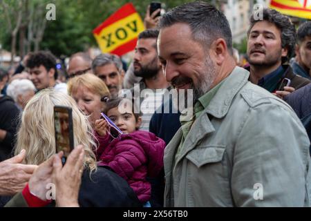 Barcellona - 07/05/2024, Vox tiene una manifestazione nel quartiere operaio di 'Nou Barris' tra forti proteste da parte di movimenti antifascisti. Alla fine dell'evento, i simpatizzanti Vox si confrontarono con gli antifascisti, che risposero lanciando bottiglie. VOX realiza un mitin en el barrio obrero de 'Nou Barris' en medio de fuertes protestas de movimientos antifascistas. Al final del acto, simpatizantes de Vox se enfrentaron con los antifascistas, quienes respondieron lanzando botellas. Nella foto: santiago abascal News Politics - Barcellona, Spagna martedì 7 maggio 2024 (foto di Eric Renom/LaPresse) Foto Stock