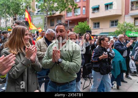 Barcellona - 07/05/2024, Vox tiene una manifestazione nel quartiere operaio di 'Nou Barris' tra forti proteste da parte di movimenti antifascisti. Alla fine dell'evento, i simpatizzanti Vox si confrontarono con gli antifascisti, che risposero lanciando bottiglie. VOX realiza un mitin en el barrio obrero de 'Nou Barris' en medio de fuertes protestas de movimientos antifascistas. Al final del acto, simpatizantes de Vox se enfrentaron con los antifascistas, quienes respondieron lanzando botellas. Nella foto: santiago abascal News Politics - Barcellona, Spagna martedì 7 maggio 2024 (foto di Eric Renom/LaPresse) Foto Stock