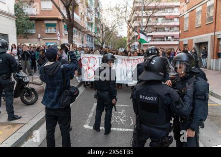Barcellona - 07/05/2024, Vox tiene una manifestazione nel quartiere operaio di 'Nou Barris' tra forti proteste da parte di movimenti antifascisti. Alla fine dell'evento, i simpatizzanti Vox si confrontarono con gli antifascisti, che risposero lanciando bottiglie. VOX realiza un mitin en el barrio obrero de 'Nou Barris' en medio de fuertes protestas de movimientos antifascistas. Al final del acto, simpatizantes de Vox se enfrentaron con los antifascistas, quienes respondieron lanzando botellas. Nella foto: santiago abascal News Politics - Barcellona, Spagna martedì 7 maggio 2024 (foto di Eric Renom/LaPresse) Foto Stock