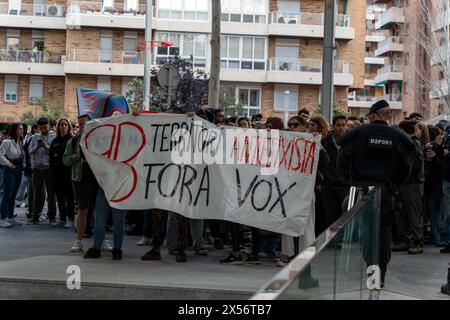 Barcellona - 07/05/2024, Vox tiene una manifestazione nel quartiere operaio di 'Nou Barris' tra forti proteste da parte di movimenti antifascisti. Alla fine dell'evento, i simpatizzanti Vox si confrontarono con gli antifascisti, che risposero lanciando bottiglie. VOX realiza un mitin en el barrio obrero de 'Nou Barris' en medio de fuertes protestas de movimientos antifascistas. Al final del acto, simpatizantes de Vox se enfrentaron con los antifascistas, quienes respondieron lanzando botellas. Nella foto: News Politics - Barcellona, Spagna martedì 7 maggio 2024 (foto di Eric Renom/LaPresse) Foto Stock