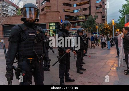 Barcellona - 07/05/2024, Vox tiene una manifestazione nel quartiere operaio di 'Nou Barris' tra forti proteste da parte di movimenti antifascisti. Alla fine dell'evento, i simpatizzanti Vox si confrontarono con gli antifascisti, che risposero lanciando bottiglie. VOX realiza un mitin en el barrio obrero de 'Nou Barris' en medio de fuertes protestas de movimientos antifascistas. Al final del acto, simpatizantes de Vox se enfrentaron con los antifascistas, quienes respondieron lanzando botellas. Nella foto: santiago abascal News Politics - Barcellona, Spagna martedì 7 maggio 2024 (foto di Eric Renom/LaPresse) Foto Stock
