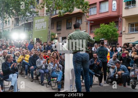 Barcellona - 07/05/2024, Vox tiene una manifestazione nel quartiere operaio di 'Nou Barris' tra forti proteste da parte di movimenti antifascisti. Alla fine dell'evento, i simpatizzanti Vox si confrontarono con gli antifascisti, che risposero lanciando bottiglie. VOX realiza un mitin en el barrio obrero de 'Nou Barris' en medio de fuertes protestas de movimientos antifascistas. Al final del acto, simpatizantes de Vox se enfrentaron con los antifascistas, quienes respondieron lanzando botellas. Nella foto: santiago abascal News Politics - Barcellona, Spagna martedì 7 maggio 2024 (foto di Eric Renom/LaPresse) Foto Stock