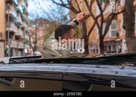 Barcellona - 07/05/2024, Vox tiene una manifestazione nel quartiere operaio di 'Nou Barris' tra forti proteste da parte di movimenti antifascisti. Alla fine dell'evento, i simpatizzanti Vox si confrontarono con gli antifascisti, che risposero lanciando bottiglie. VOX realiza un mitin en el barrio obrero de 'Nou Barris' en medio de fuertes protestas de movimientos antifascistas. Al final del acto, simpatizantes de Vox se enfrentaron con los antifascistas, quienes respondieron lanzando botellas. Nella foto: santiago abascal News Politics - Barcellona, Spagna martedì 7 maggio 2024 (foto di Eric Renom/LaPresse) Foto Stock