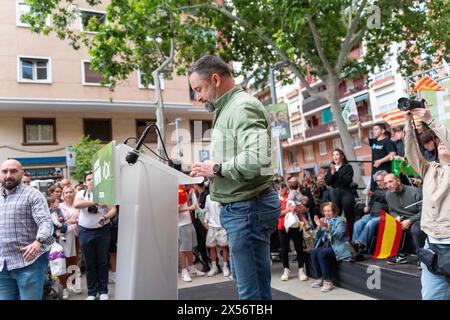 Barcellona - 07/05/2024, Vox tiene una manifestazione nel quartiere operaio di 'Nou Barris' tra forti proteste da parte di movimenti antifascisti. Alla fine dell'evento, i simpatizzanti Vox si confrontarono con gli antifascisti, che risposero lanciando bottiglie. VOX realiza un mitin en el barrio obrero de 'Nou Barris' en medio de fuertes protestas de movimientos antifascistas. Al final del acto, simpatizantes de Vox se enfrentaron con los antifascistas, quienes respondieron lanzando botellas. Nella foto: santiago abascal News Politics - Barcellona, Spagna martedì 7 maggio 2024 (foto di Eric Renom/LaPresse) Foto Stock