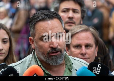 Barcellona - 07/05/2024, Vox tiene una manifestazione nel quartiere operaio di 'Nou Barris' tra forti proteste da parte di movimenti antifascisti. Alla fine dell'evento, i simpatizzanti Vox si confrontarono con gli antifascisti, che risposero lanciando bottiglie. VOX realiza un mitin en el barrio obrero de 'Nou Barris' en medio de fuertes protestas de movimientos antifascistas. Al final del acto, simpatizantes de Vox se enfrentaron con los antifascistas, quienes respondieron lanzando botellas. Nella foto: santiago abascal News Politics - Barcellona, Spagna martedì 7 maggio 2024 (foto di Eric Renom/LaPresse) Foto Stock