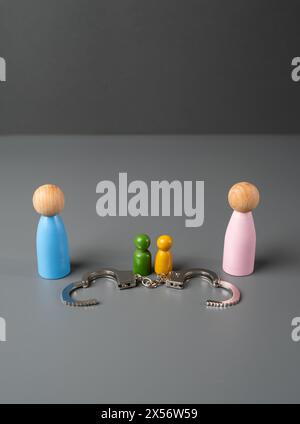 Il dilemma di rimanere in una relazione per il bene dei bambini. Rottura della famiglia. Difficoltà nelle relazioni. Aiuto psicologico. Plann famiglia Foto Stock