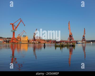 Gothenburg, Svezia - 06 gennaio 2022: Gru in zona portuale con primo piano d'acqua. Nessuna persona visibile. Luce del mattino. Foto Stock