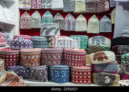 Cappellini kuma tradizionali in vendita nel Souq di Mutrah, Muscat, Oman Foto Stock