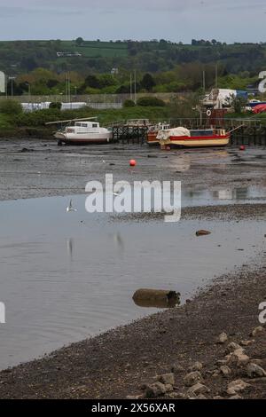 Victoria Park, Belfast, Irlanda del Nord, Regno Unito. 7 maggio 2024. Tempo nel Regno Unito - una giornata secca, poco vento con nuvole variabili e periodi di sole. Bassa marea e yacht nell'adiacente East Belfast Yacht Club. Crediti: CAZIMB/Alamy Live News. Foto Stock