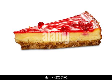 Fetta di cheesecake con gelatina e lamponi isolati su bianco con percorso di ritaglio incluso Foto Stock