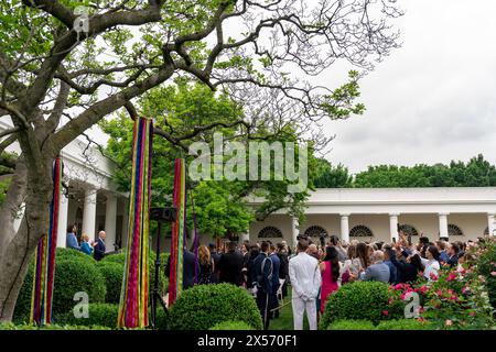 Washington, Stati Uniti d'America. 6 maggio 2024. Washington, Stati Uniti d'America. 6 maggio 2024. U. Il presidente Joe Biden, a destra, commenta il giocatore di pallacanestro dei Miami Heat Jaime Jaquez Jr., a sinistra, e la first lady Jill Biden, al centro, durante un ricevimento Cinco de Mayo al Rose Garden della Casa Bianca, 6 maggio 2024, a Washington, DC Credit: Erin Scott/White House Photo/Alamy Live News Foto Stock