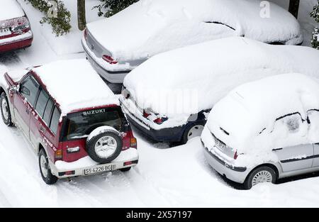 Vetture con neve nel parcheggio. Legazpi, Gipuzkoa, Euskadi. Foto Stock