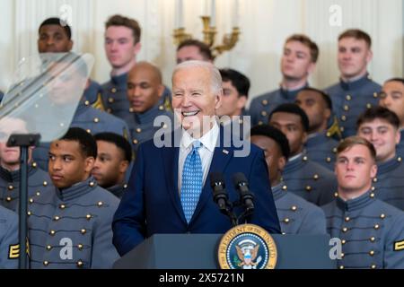 Washington, Stati Uniti d'America. 6 maggio 2024. Washington, Stati Uniti d'America. 6 maggio 2024. U. Il presidente Joe Biden sorride mentre pronuncia le sue osservazioni durante la presentazione del Commander-in-Chief's Trophy alla squadra di football dei Black Knights dell'Accademia militare degli Stati Uniti presso la East Room della Casa Bianca, 6 maggio 2024, a Washington, DC Credit: Adam Schultz/White House Photo/Alamy Live News Foto Stock