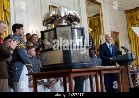 Washington, Stati Uniti d'America. 6 maggio 2024. Washington, Stati Uniti d'America. 6 maggio 2024. U. Il presidente Joe Biden sorride mentre pronuncia le sue osservazioni durante la presentazione del Commander-in-Chief's Trophy alla squadra di football dei Black Knights dell'Accademia militare degli Stati Uniti presso la East Room della Casa Bianca, 6 maggio 2024, a Washington, DC Credit: Adam Schultz/White House Photo/Alamy Live News Foto Stock