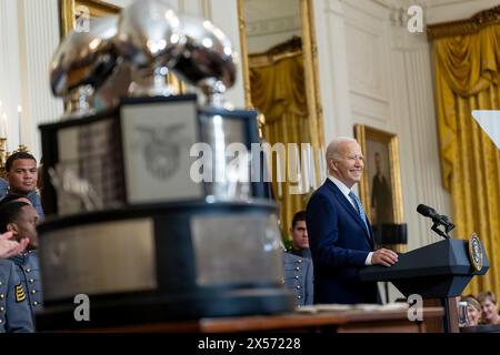 Washington, Stati Uniti d'America. 6 maggio 2024. Washington, Stati Uniti d'America. 6 maggio 2024. U. Il presidente Joe Biden, giusto, pronuncia le sue osservazioni mentre presenta il Commander-in-Chief's Trophy alla squadra di football dei Black Knights dell'Accademia militare degli Stati Uniti presso la East Room della Casa Bianca, 6 maggio 2024, a Washington, DC Credit: Adam Schultz/White House Photo/Alamy Live News Foto Stock
