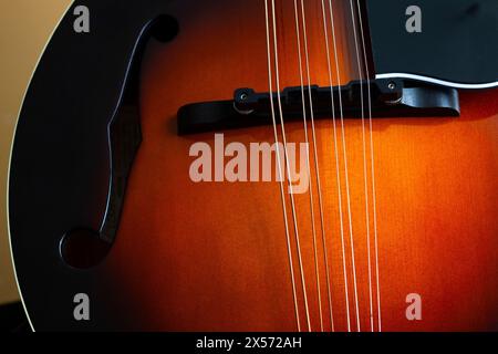 Mandolino acustico in stile a con fori a F. Un popolare strumento di musica folk a 8 corde. Foto Stock