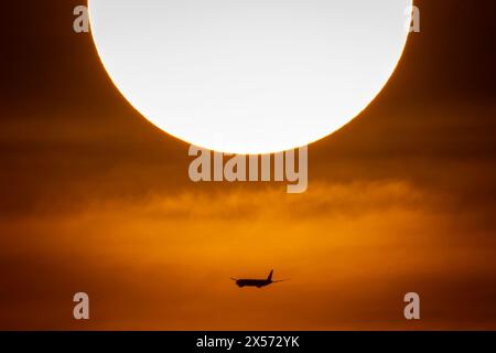 Londra, Regno Unito. 7 maggio 2024. Meteo nel Regno Unito: Il suggestivo martedì sera il sole tramonta sulla città. Il sabato potrebbe essere il giorno più caldo dell'anno fino a quando le temperature raggiungevano i 26C.. Secondo le previsioni, le temperature aumenteranno nel corso della settimana prima di arrivare a un picco nel fine settimana, con condizioni per lo più chiare previste in tutto il Regno Unito. Crediti: Guy Corbishley/Alamy Live News Foto Stock