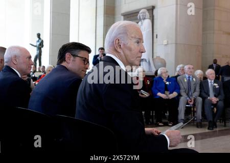 Presidente degli Stati Uniti Joe Biden, a destra, Presidente della camera dei rappresentanti degli Stati Uniti Mike Johnson (Repubblicano della Louisiana), centro, e il leader della maggioranza della camera degli Stati Uniti Steve Scalise (repubblicano della Louisiana), a sinistra, partecipa alla cerimonia dei giorni della memoria del Museo commemorativo dell'Olocausto degli Stati Uniti presso il Campidoglio degli Stati Uniti a Washington, DC, USA, 7 maggio 2024. Biden tenne un discorso sull'antisemitismo durante la commemorazione annuale dell'Olocausto. Credito: Michael Reynolds/Pool via CNP/MediaPunch Foto Stock