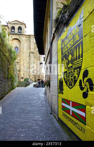 Graffiti politici per la strada che rivendicano l'indipendenza dei Paesi Baschi, Pasai Donibane, Pasajes de San Juan, Gipuzkoa, Paesi Baschi, Spagna Foto Stock
