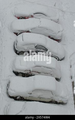Vetture con neve nel parcheggio. Legazpi, Gipuzkoa, Euskadi Foto Stock