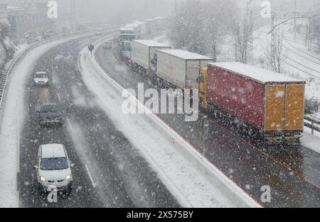 Autocarri nella neve. Autostrada N1. , Ordizia Gipuzkoa, Euskadi Foto Stock