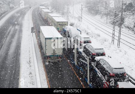 Autocarri nella neve. Autostrada N1. , Ordizia Gipuzkoa, Euskadi Foto Stock