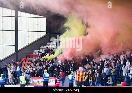 Airdrie, Scozia. 7 maggio 2024. I fan di Partick si lasciano fumare mentre i giocatori emergono per iniziare il gioco Credit: Raymond Davies / Alamy Live News Foto Stock