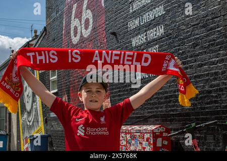 Giovane tifoso del Liverpool FC con sciarpa This Is Anfield, Liverpool, Regno Unito Foto Stock