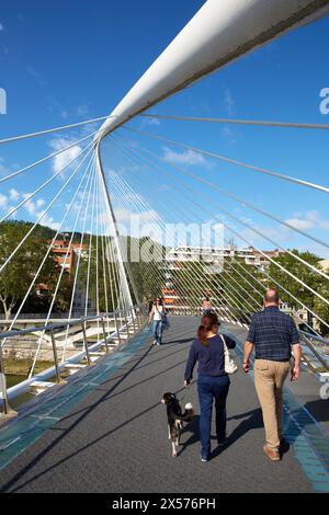 Santiago Calatrava Zubizuri della passerella di fronte fiume Nervion. Bilbao. Bizkaia. Euskadi. Spagna. Paese basco. Spagna. Foto Stock