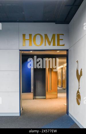 Tottenham Hotspur Football Club Stadium - giocatori dal tunnel al campo, ingresso squadra in casa Foto Stock