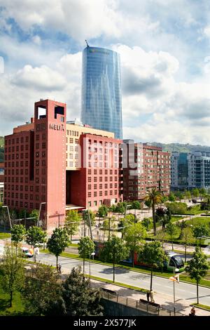 Hotel Melia, Abandoibarra Hiribidea e Iberdrola torre in background, Bilbao, Bizkaia, Euskadi, Spagna Foto Stock