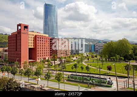 Hotel Melia, Abandoibarra Hiribidea e Iberdrola torre in background, Bilbao, Bizkaia, Euskadi, Spagna Foto Stock