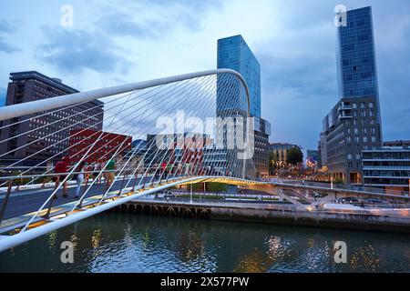 Ponte pedonale Zubizuri di Santiago Calatrava sul fiume Nervion e le Torri Isozaki dell'architetto giapponese Arata Isozaki. Bilbao. Bizkaia. Paesi Baschi. Foto Stock