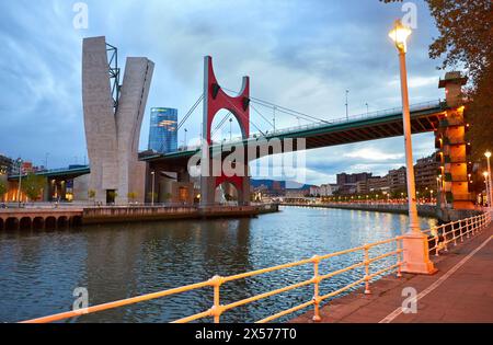 Campo Volantin. Ponte Puente de la Salve. Fiume Nervion. Bilbao. Bizkaia. Paesi Baschi. Spagna. Foto Stock