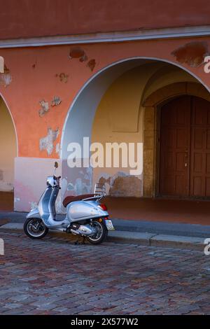 lambretta, scooter tipo vespa parcheggiato nella strada secondaria di Praga Foto Stock