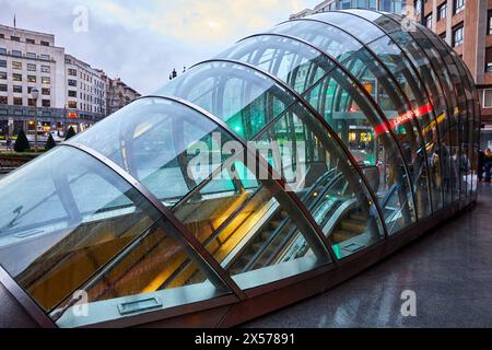 Ingresso alla stazione della metropolitana di Bilbao progettata da Norman Foster, metropolitana, Metro Bilbao, Moyua Plaza, Bilbao, Bizkaia, Paesi Baschi, Spagna, EUR Foto Stock