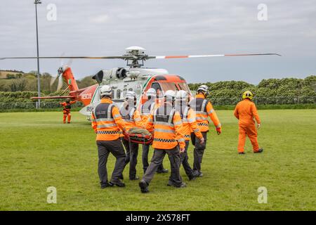 Elicottero di soccorso R115 della Guardia Costiera irlandese con base a Shannon presso il Barryroe GAA Grounds, maggio 2024 Foto Stock